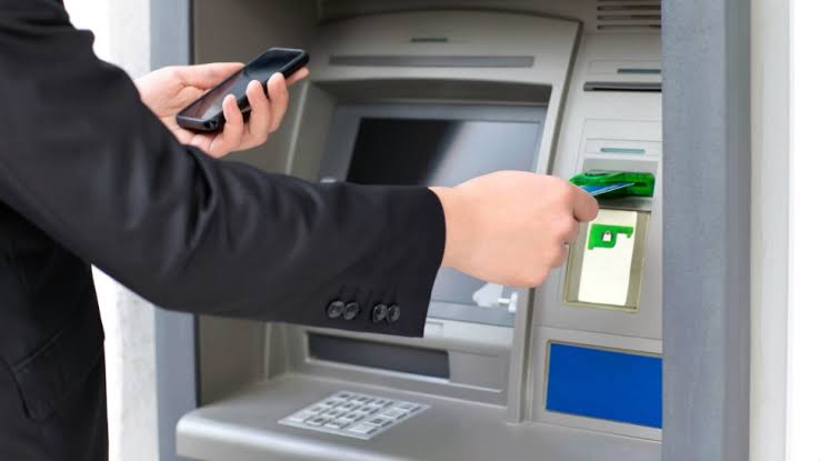कल 1 अगस्त से ATM से पैसा निकालना  , डेबिट और क्रेडिट कार्ड का इस्तेमाल हो जाएगा महंगा, जाने कितना लगेगा चार्ज? 